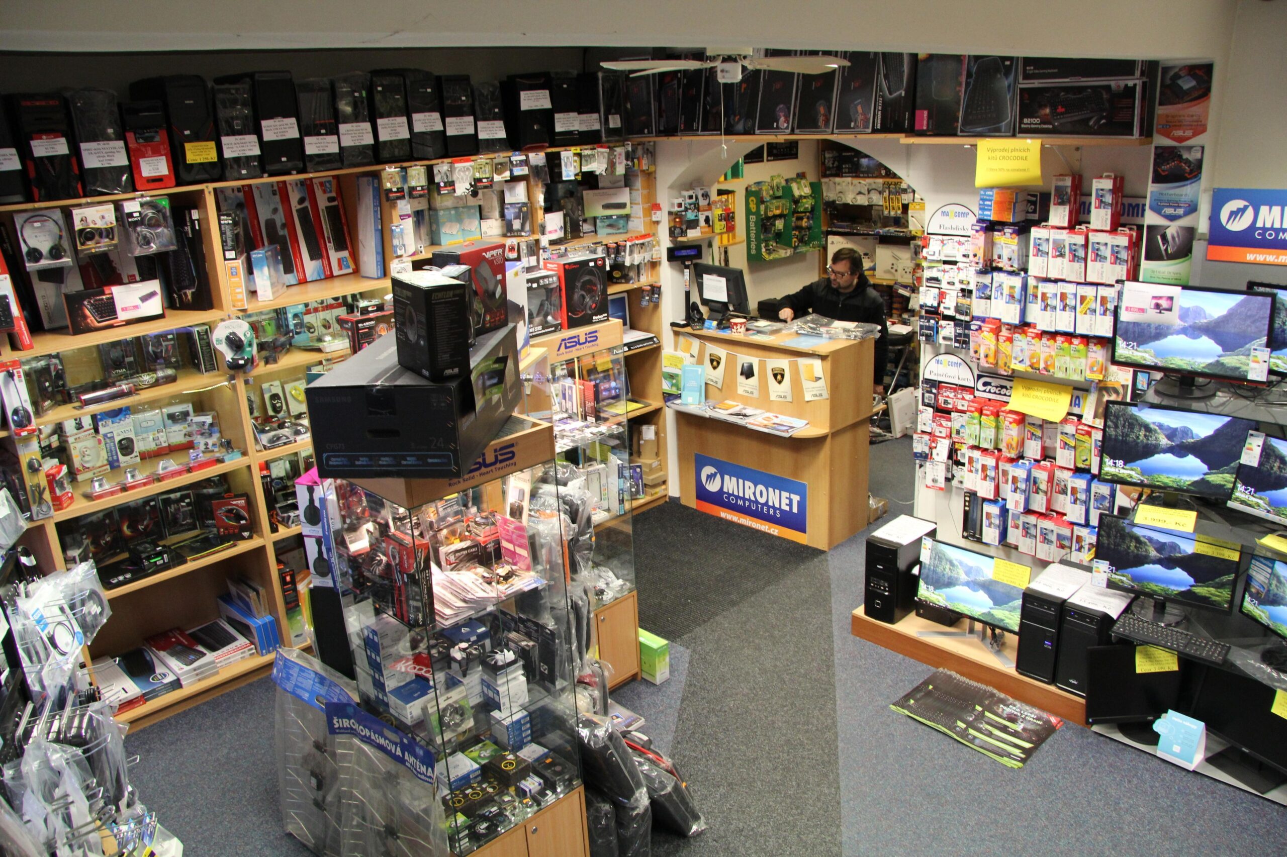 Rayon d’accessoires et de matériel informatique dans le magasin Multi-Tech Services à Marcigny